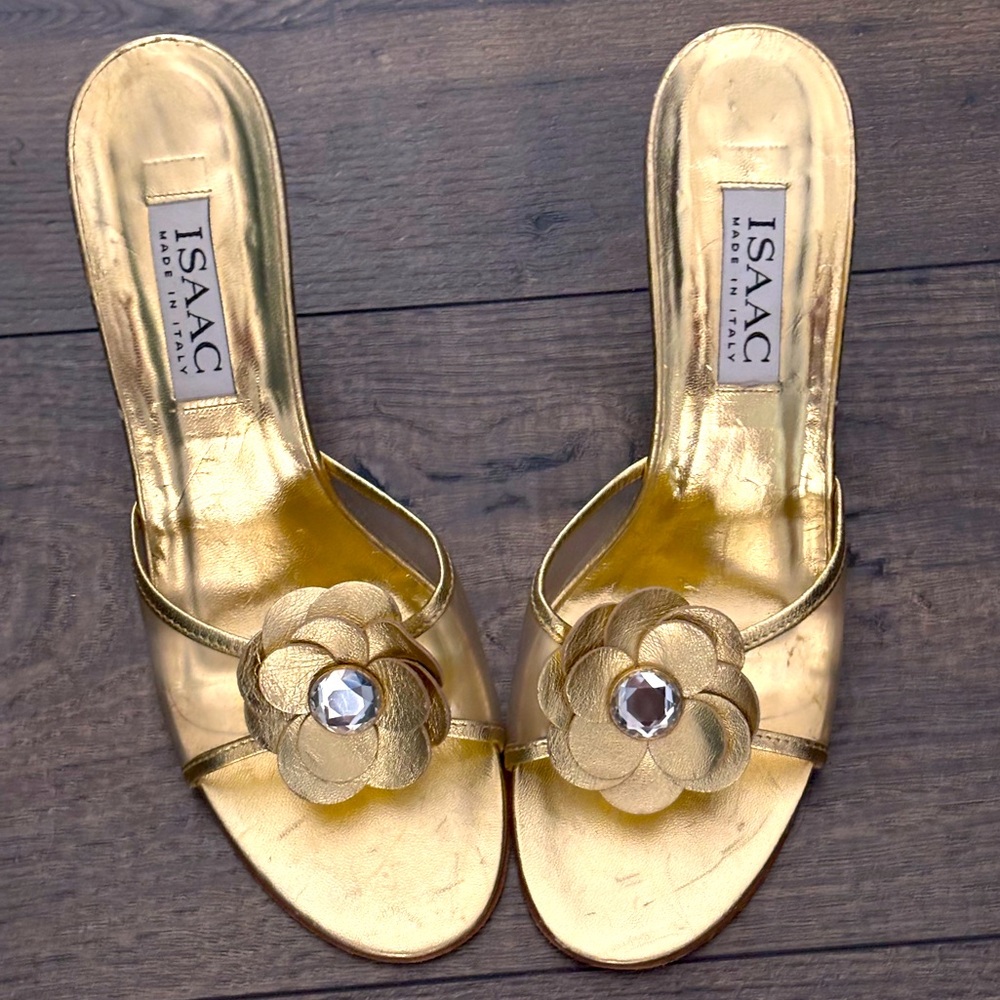 Issac Mizrahi Gold Leather & Clear Heel Sandal w/ Rhinestone Flower SZ: 7.5